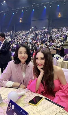 九游会J9温碧霞穿着一件粉色连衣裙-九游娱乐(中国)网址在线